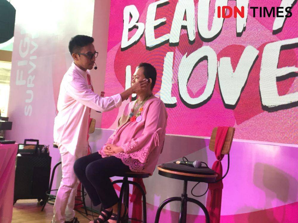 Bubah Alfian (makeup artist) saat mengaplikasikan primer pada Astrid (founder love and health). 4 Februari 2020. IDNTIMES/Nadin Azani