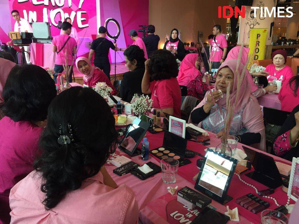 Peserta makeup class saat membersihkan makeup. 4 Februari 2020. IDNTIMES/Nadin Azani