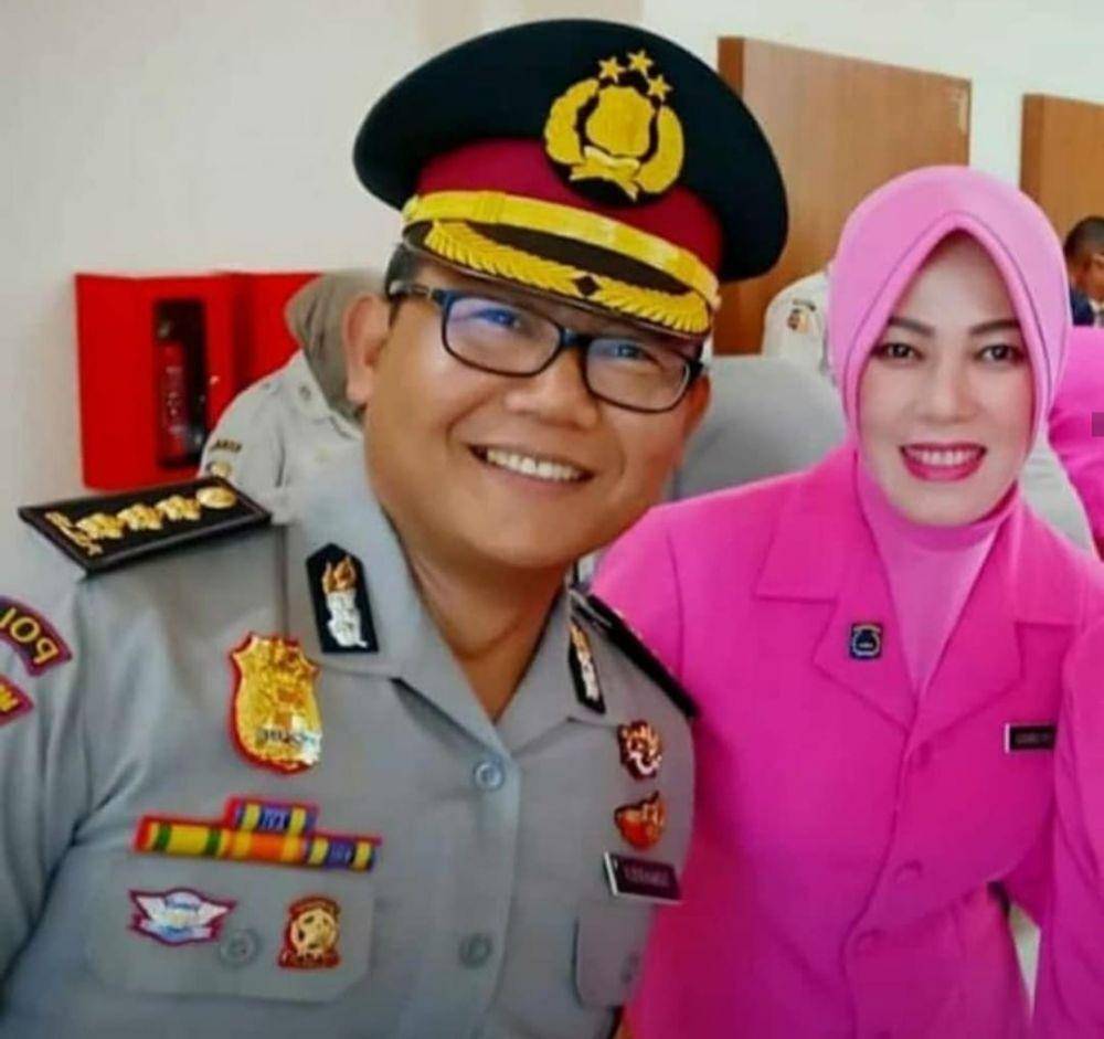 Kombes Pol Sumardji (kiri) dan istri saat upacara kenaikan pangkat. Instagram.com/bhayangkarafc