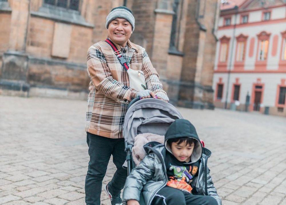 10 Potret Kedekatan Merry dan Rafathar, Asisten Rasa Papa Kandung