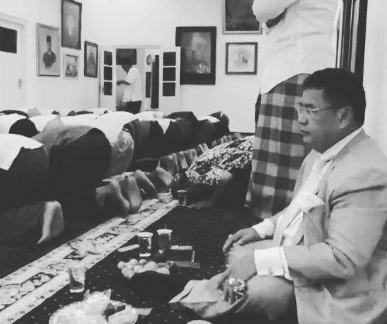 Hotman Paris saat melayat Gus Sholah di Pondok Pesantren Tebuireng (Twitter.com/@nuchannel)