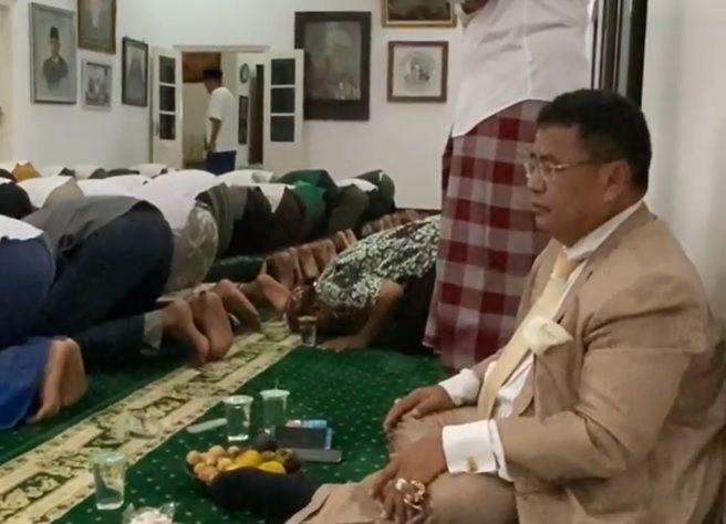 Viral, 4 Aksi Hotman Paris Saat Melayat Gus Sholah Bikin Netizen Kagum