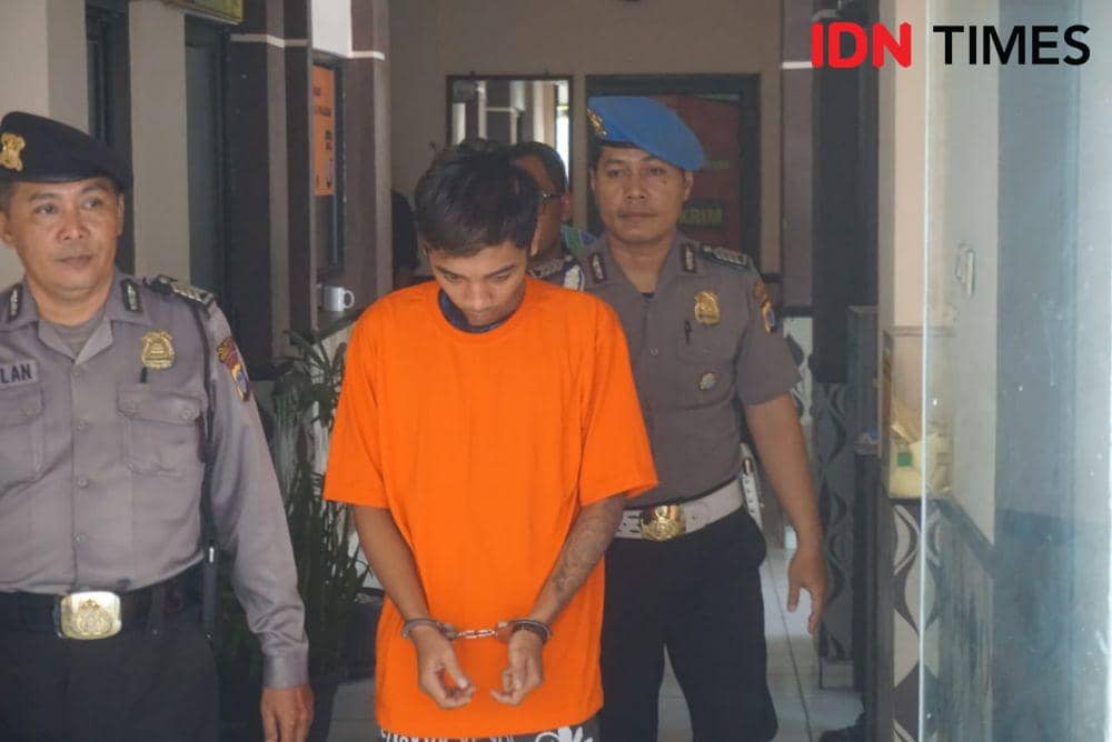 Mas Anggara Putra alias Acil digelandang petugas Polsek Umbulharjo. IDN Times/Tunggul Kumoro