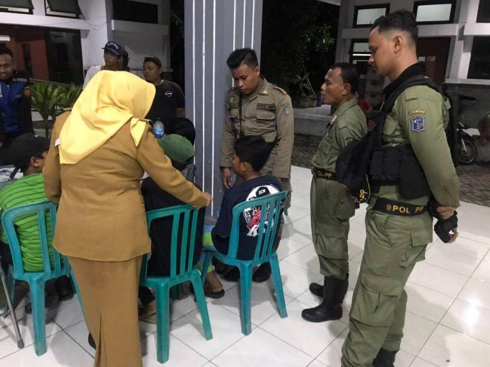 Satpol PP mengamankan sejumlah gangster yang meresahkan Surabaya, Selasa malam (4/2). Dok. Satpol PP Kota Surabaya