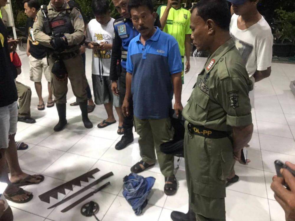 Satpol PP Kota Surabaya mengamankan sejumlah senjata yang dipakai oleh gangster untuk menebar teror. Dok. Satpol PP Kota Surabaya