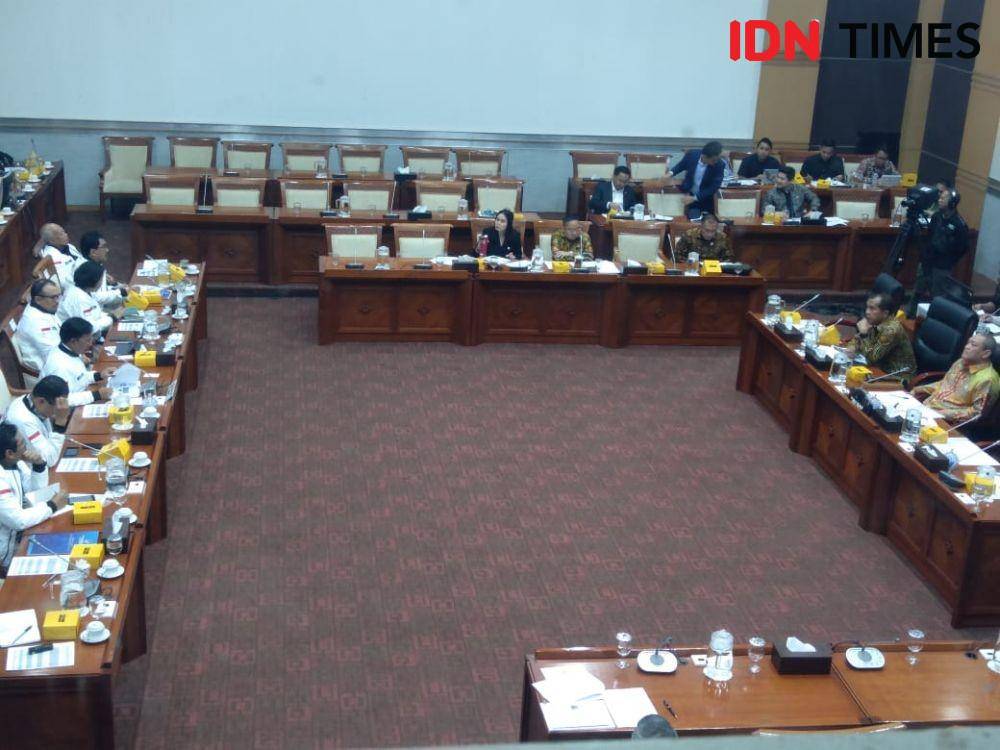 Menteri Komunikasi dan Informatika Johnny G Plate saat melaksanakan rapat kerja dengan Komisi I DPR RI (IDN Times/Lia Hutasoit)