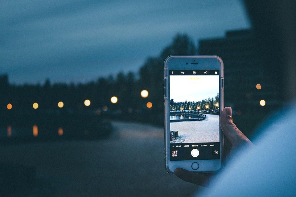 11 Cara Terbaik Foto Malam Hari di HP Tanpa Night Mode