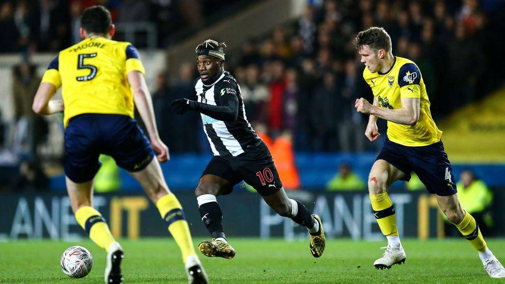 Aksi Allan Saint-Maximin di laga lawan Oxford United. Twitter/@emiratesfacup