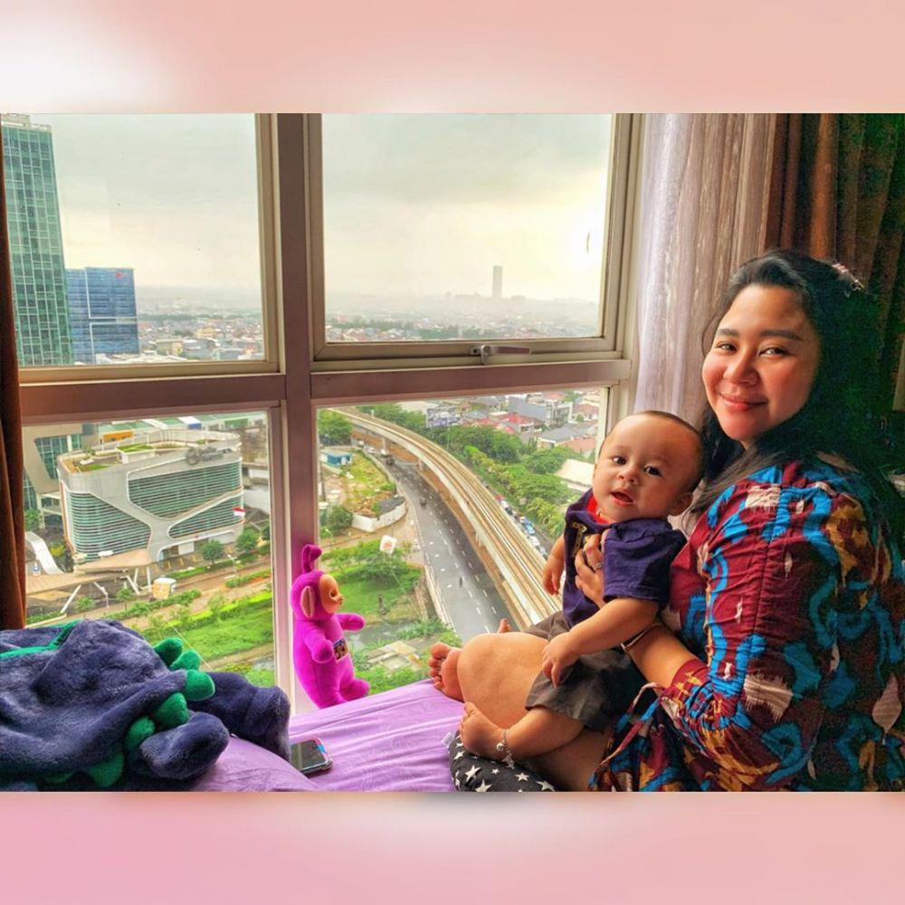 Jadi Mama Muda Hits, 10 Potret Bahagia Chikita Meidy Momong Anak