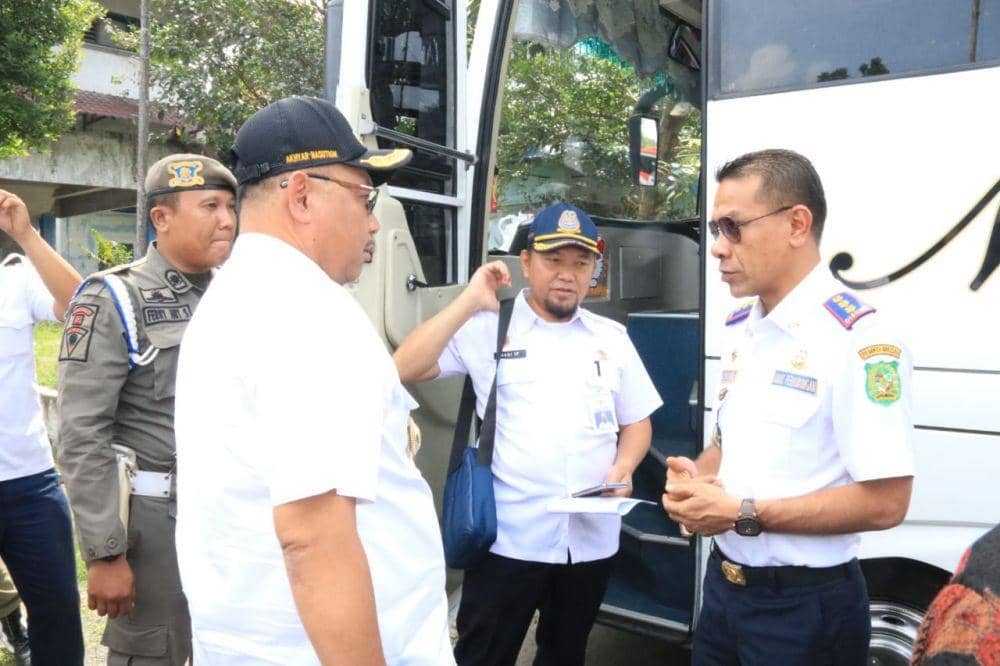 Plt Wali Kota Medan Akhyar Nasution dan pihak Kemenhub saat uji coba bus skema BTS (Dok.IDN Times/istimewa)