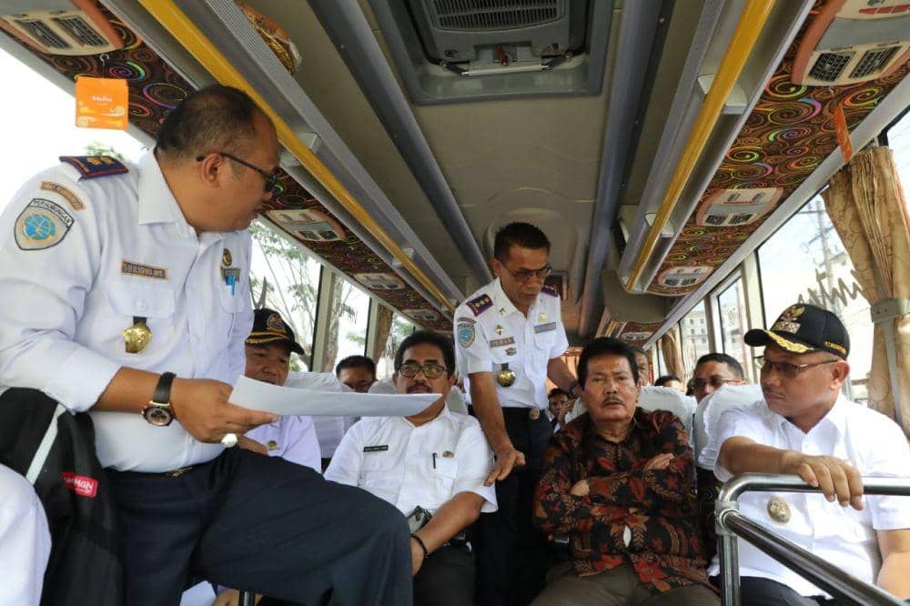 Plt Wali Kota Medan Akhyar Nasution dan pihak Kemenhub saat uji coba bus skema BTS (Dok.IDN Times/istimewa)