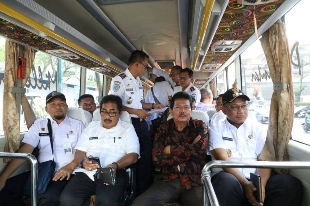 Plt Wali Kota Medan Akhyar Nasution dan pihak Kemenhub saat uji coba bus skema BTS (Dok.IDN Times/istimewa)