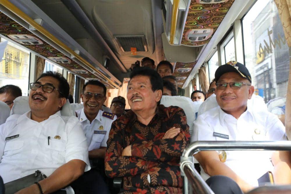 Plt Wali Kota Medan Akhyar Nasution dan pihak Kemenhub saat uji coba bus skema BTS (Dok.IDN Times/istimewa)