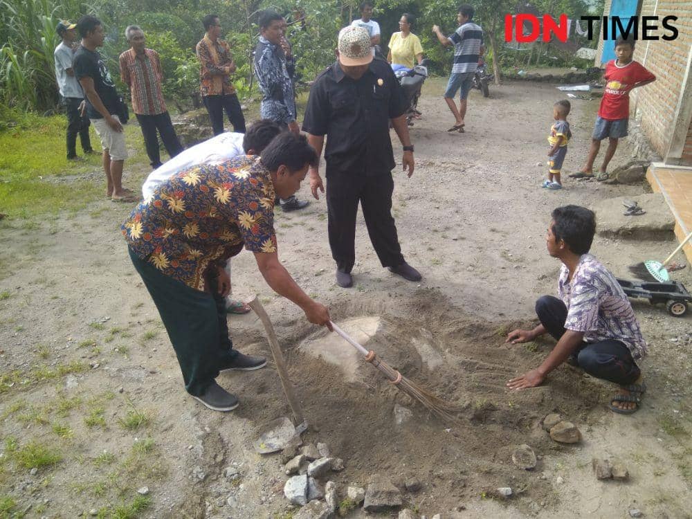 Sejumlah warga Desa Sumberbendo, Kecamatan Saradan, Kabupaten Madiun sedang menunjukkan batu yang pertama kali dicurigai sebagai fosil hewan purba. Foto ini diambil sebelum fosil itu diangkat oleh tim Balai Pelestarian Situs Manusia Purba Sangiran. IDN Times/Nofika Dian Nugroho