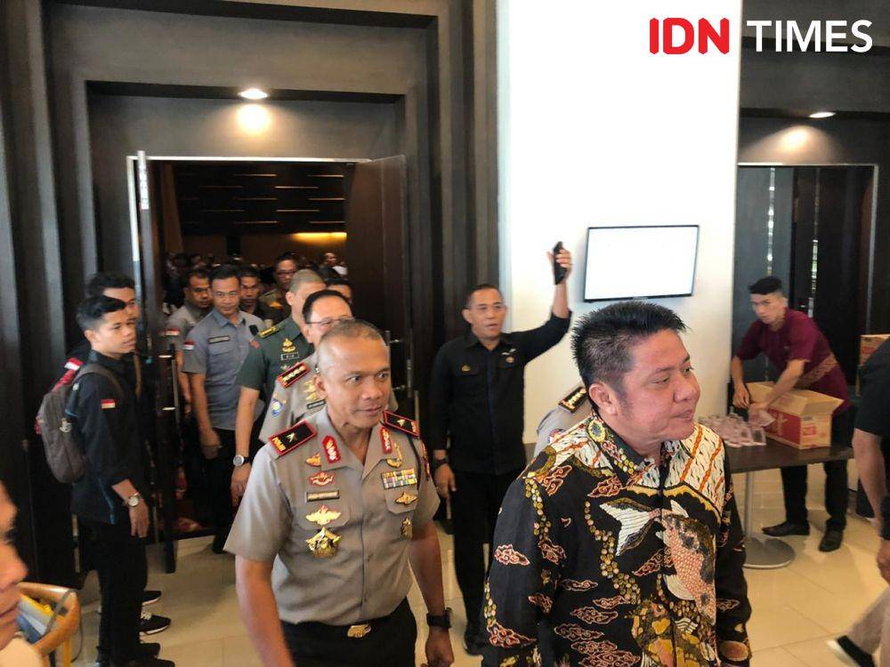 Wakapolda Sumsel, Brigjen Pol Rudi Setiawan mendampingi Gubernur Sumsel, Herman Deru (IDN Times/Rangga Erfizal)