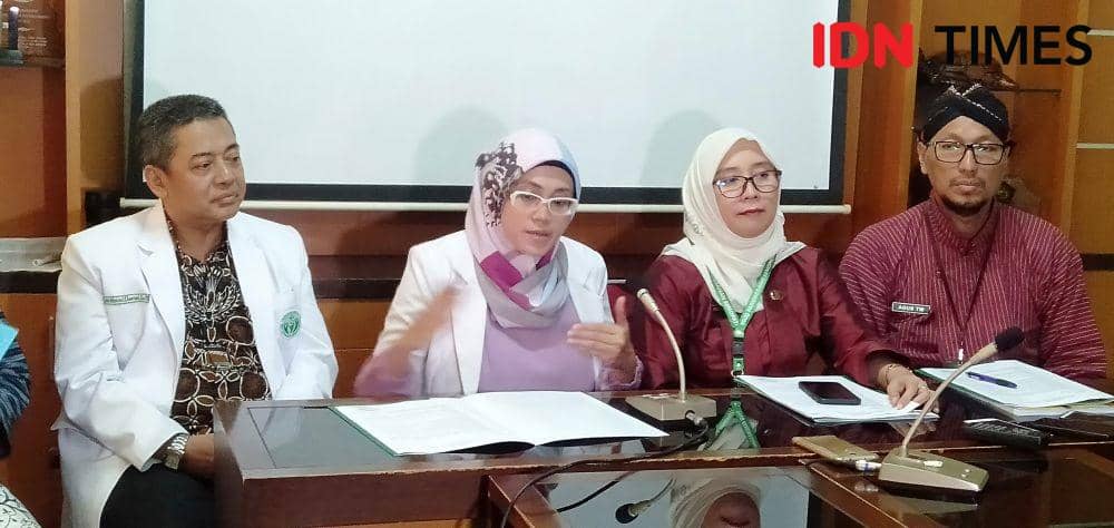 Dokter spesialis paru RSUD Panembahan Senopati Bantui, dr. Yuni Iswati Raharjani, Sp.P (nomor 3 dari kanan). IDN Times/Daruwaskita