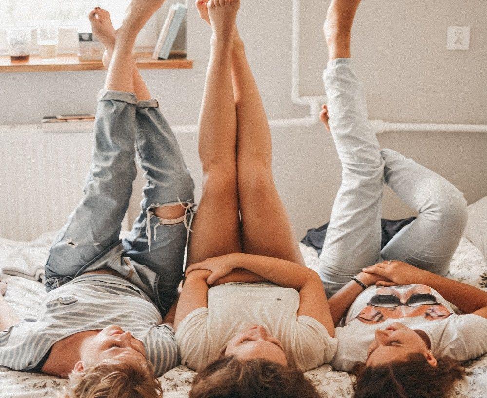 5 Kesalahan yang Sering Cewek Lakukan Saat Mencukur Bulu Kaki