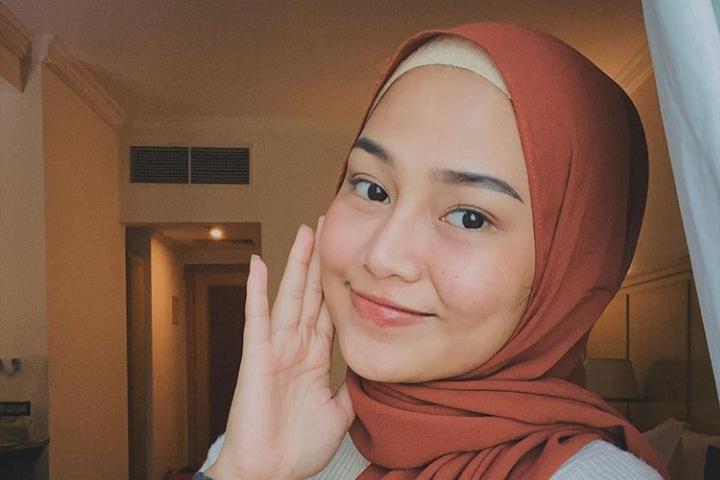 Bikin Pangling, 10 Potret Selebgram Dara Arafah dengan Balutan Hijab