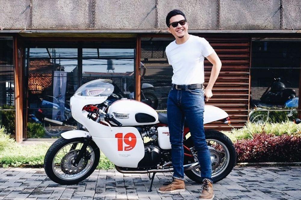 Hobi Motoran, 10 Potret Ananda Omesh dengan Koleksi Motor Langkanya