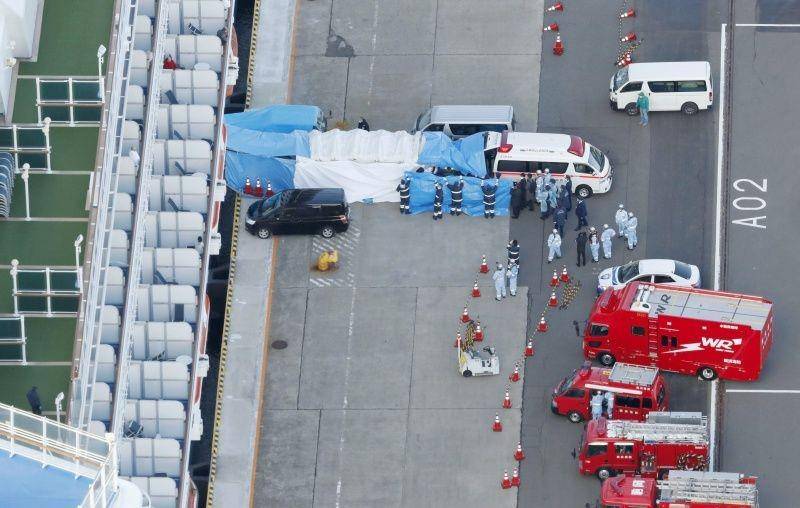 Sebuah ambulans, parkir di dekat kapal pesiar Diamond Princess, yang digunakan untuk memindahkan penumpang kapal yang positif virus corona baru ke rumah sakit, terlihat di pelabuhan Yokohama, selatan Tokyo, dalam foto yang diambil oleh Kyodo, pada 6 Februari 2020. ANTARA FOTO/Kyodo/via REUTERS
