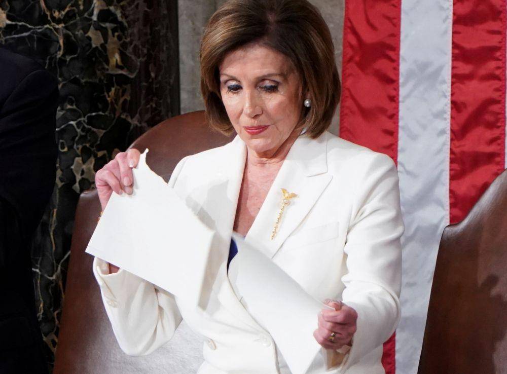 Ketua DPR Amerika Serikat Nancy Pelosi menyobek kertas pidato Presiden Amerika Serikat Donald Trump menyusul pidato State of the Union di sesi gabungan Kongres Amerika Serikat di U.S. Capitol di Washington, Amerika Serikat, pada 4 Februari 2020. ANTARA FOTO/REUTERS/Joshua Roberts