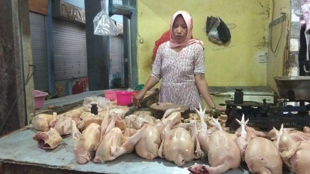 Harga ayam potong di pasar Sidoarjo Lamongan tidak mengalami kenaikan. IDN Times/Imron