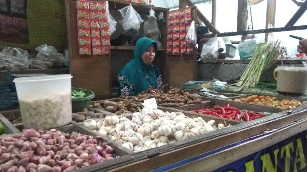 Suswati salah satu pedagang bawang putih di pasar Sidoarjo Lamongan. IDN Times/Imron
