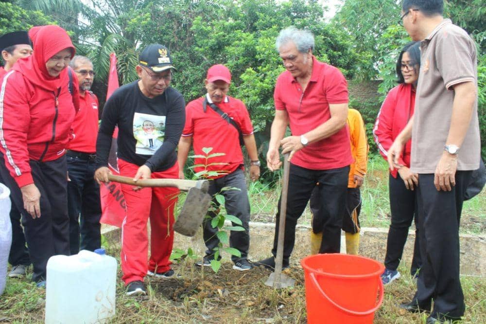 Plt Wali Kota Medan Akhyar Nasution dan PDIP Sumut tanam pohon (Dok.IDN Times/istimewa)