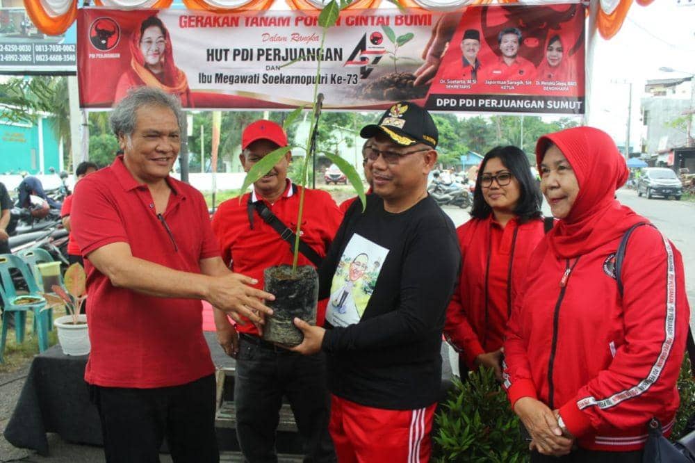 Plt Wali Kota Medan Akhyar Nasution dan PDIP Sumut tanam pohon (Dok.IDN Times/istimewa)