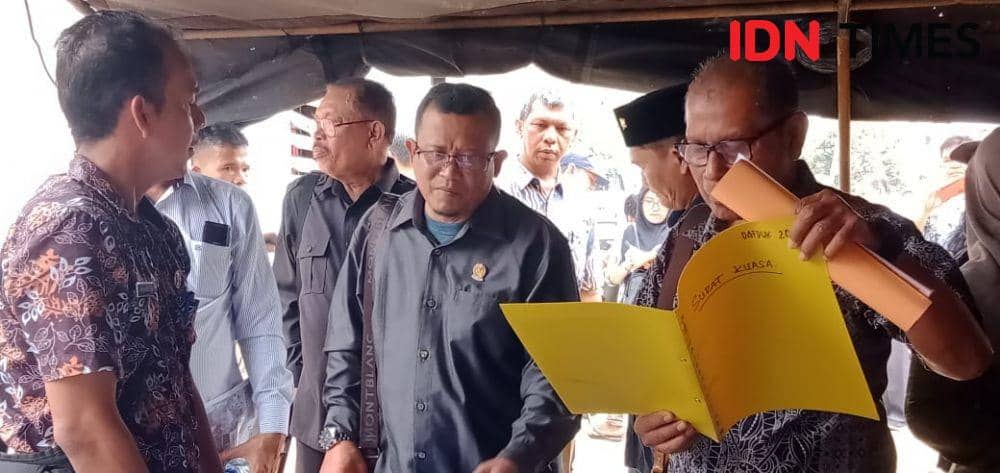 Komisi E DPRD Sumut meninjau pelayanan terhadap korban banjir bandang di Barus, Tapteng (IDN Times/Hendra Simanjuntak)