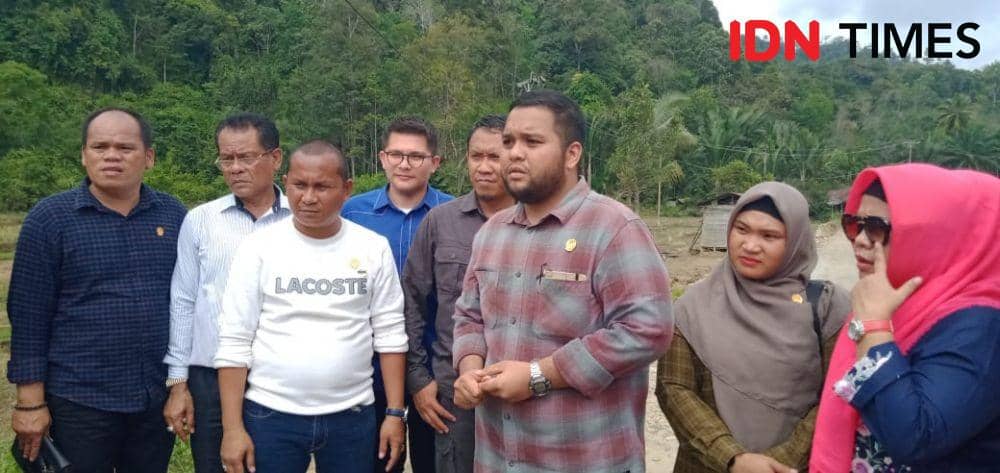 Komisi E DPRD Sumut meninjau pelayanan terhadap korban banjir bandang di Barus, Tapteng (IDN Times/Hendra Simanjuntak)
