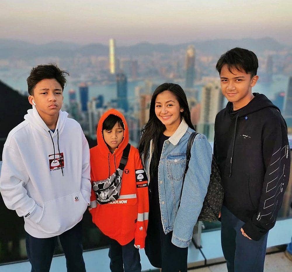 Jarang Diekspos, Ini 10 Potret Hangat Amara Bareng Tiga Jagoannya