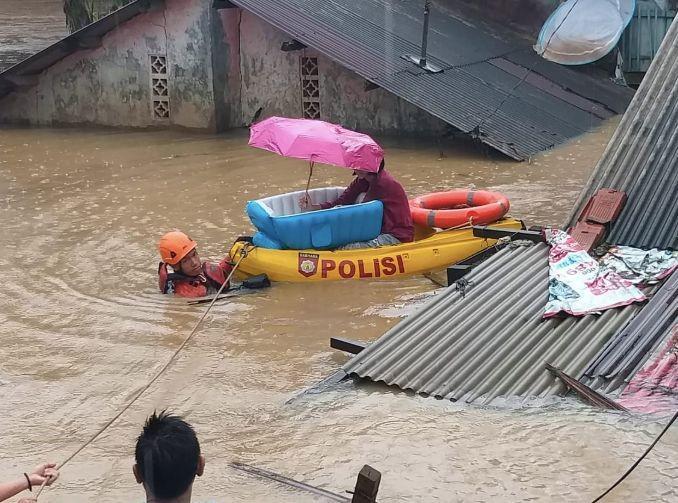 Kisah Tim Basarnas Evakuasi Bayi Dua Bulan dari Banjir di Area Cawang