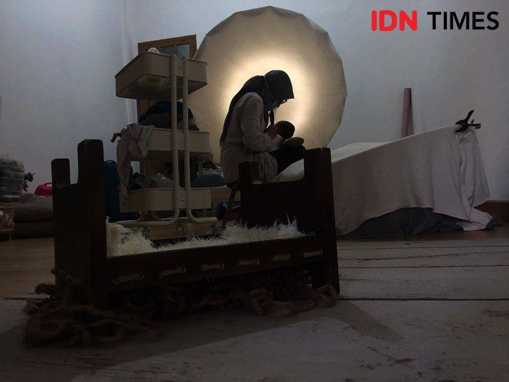 Proses newborn photography di Studio Kumoto Pictures (IDN Times/Saifullah)