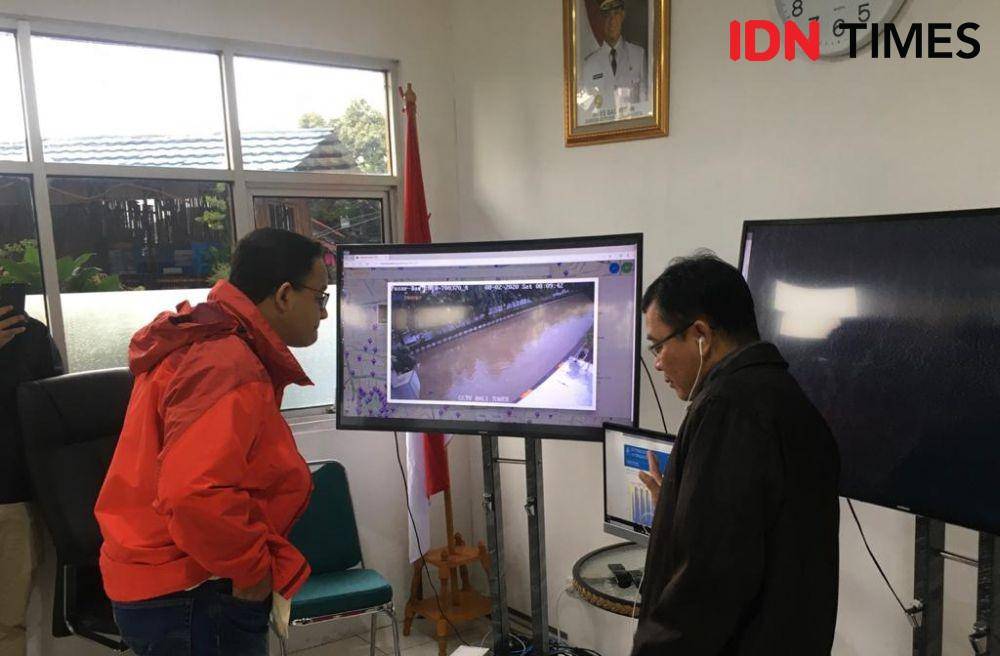 Gubernur DKI Jakarta Anies Baswedan memantau pintu air Manggarai, Sabtu (8/2) IDN Times/Irfan Fathurohman