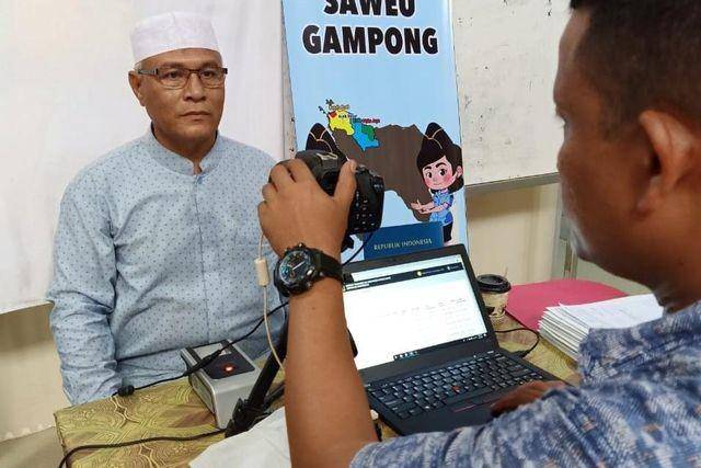 Calon jamaah haji asal Kabupaten Pidie Jaya sedang mengurus paspor (Dok. Kemenag Kabupaten Pidie Jaya)