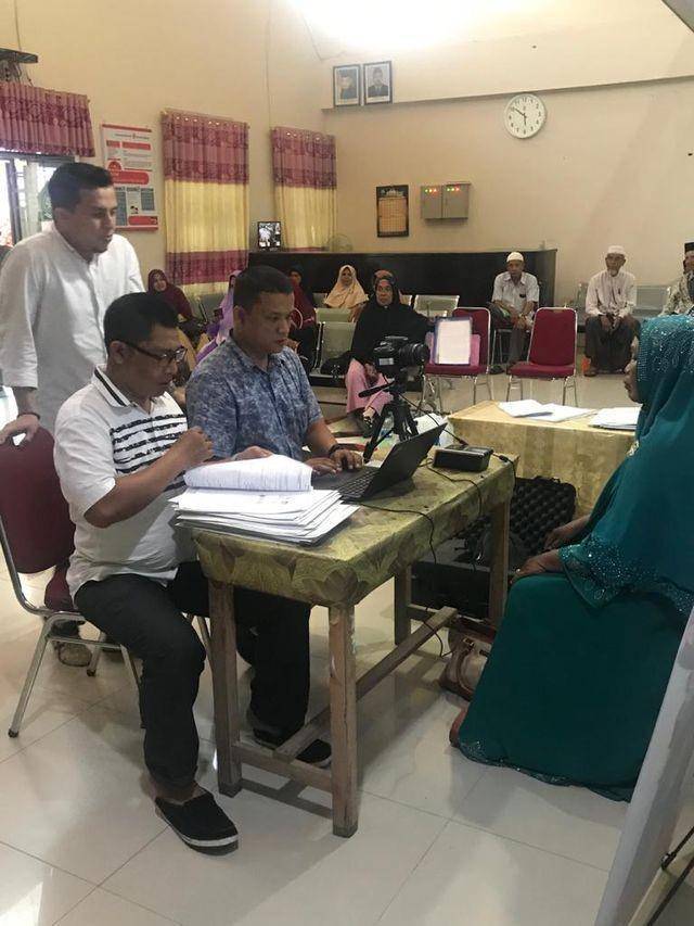 Calon jamaah haji asal Kabupaten Pidie Jaya sedang mengurus paspor (Dok. Kemenag Kabupaten Pidie Jaya)