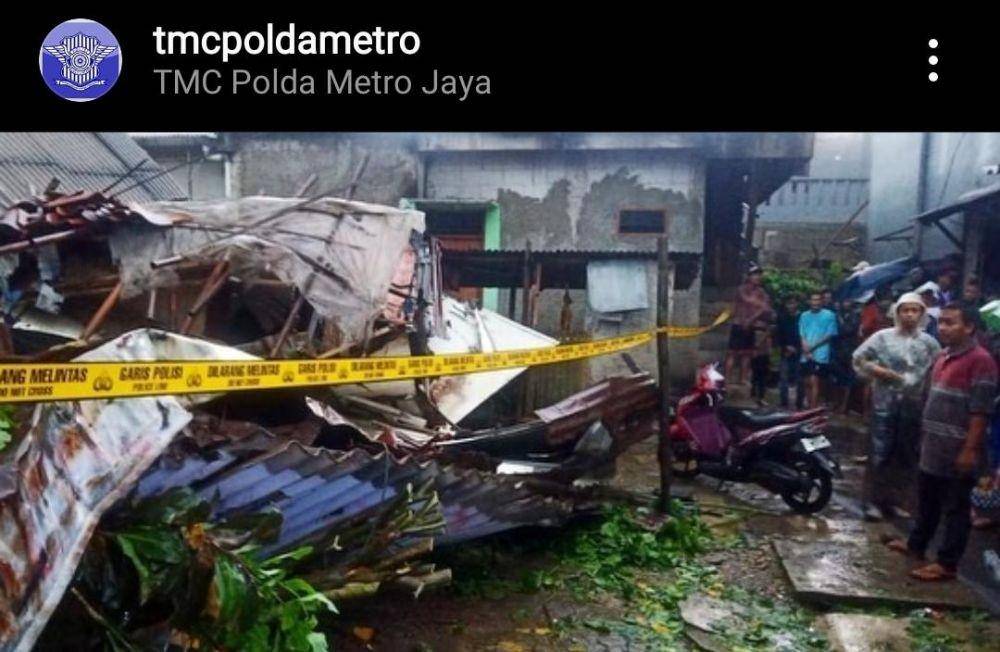 Kosan tiga lantai di Mampang Prapatan, Jakarta Selatan rubuh (Instagram.com/tmcpoldametro)