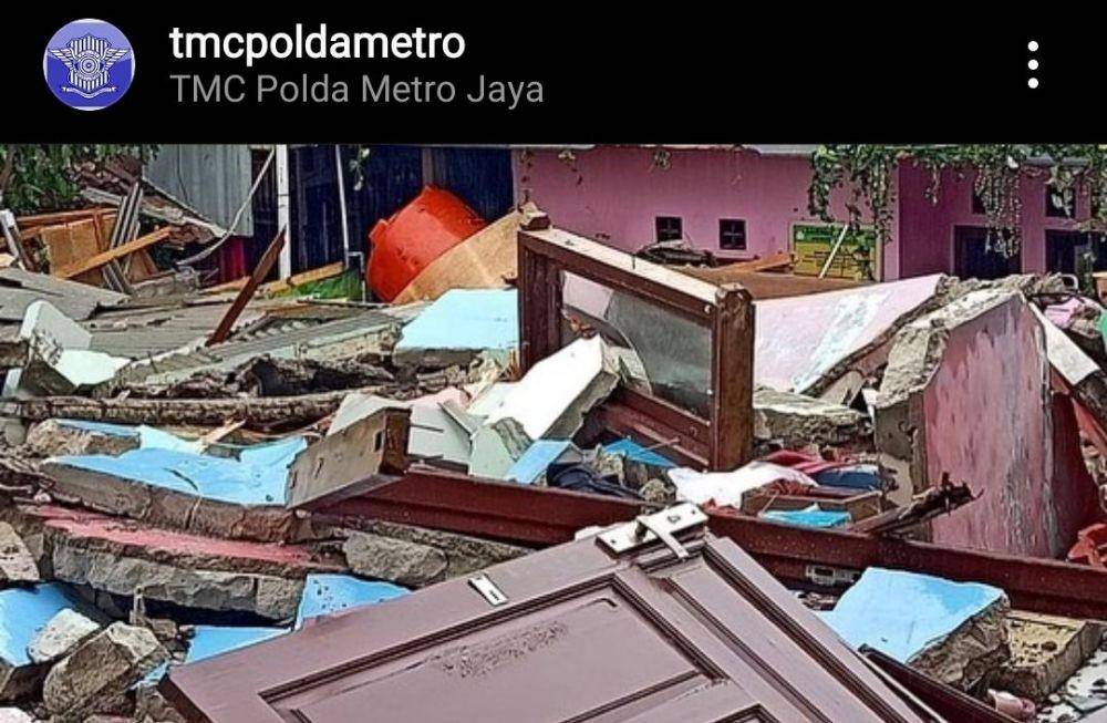 Kosan tiga lantai di Mampang Prapatan, Jakarta Selatan rubuh (Instagram.com/tmcpoldametro)