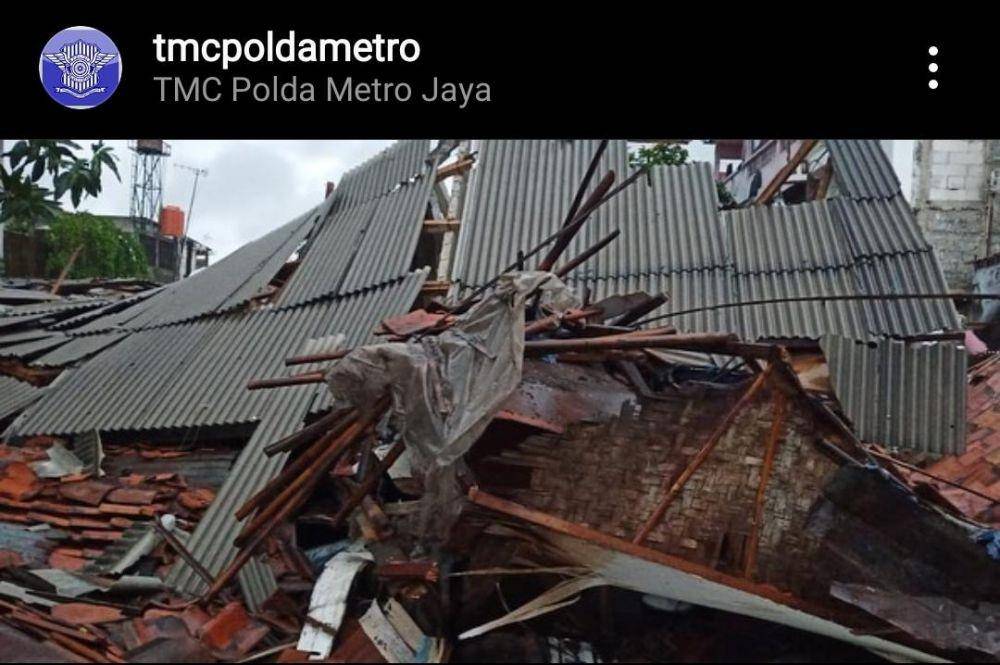 Kosan tiga lantai di Mampang Prapatan, Jakarta Selatan rubuh (Instagram.com/tmcpoldametro)