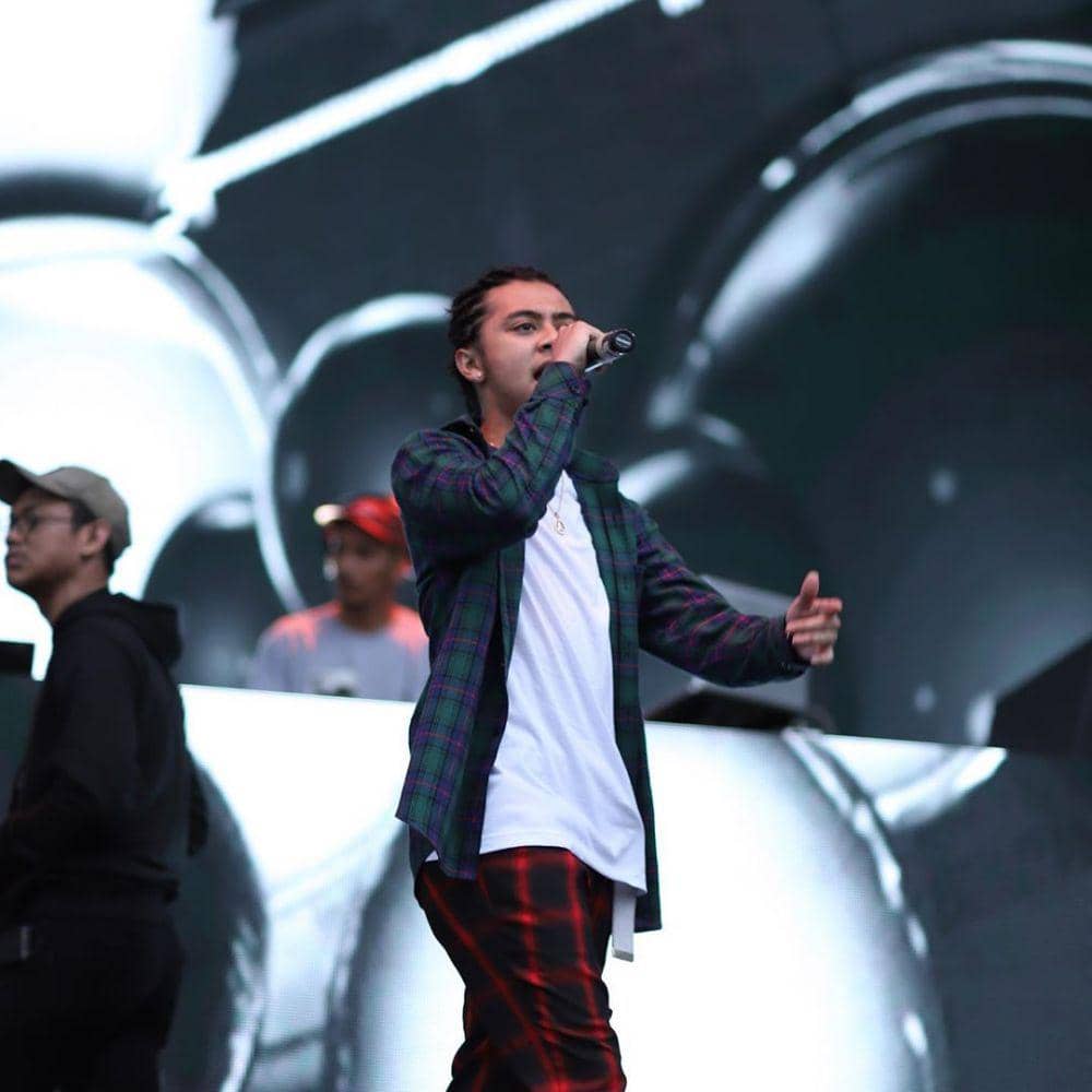 instagram.com/bastiansteel