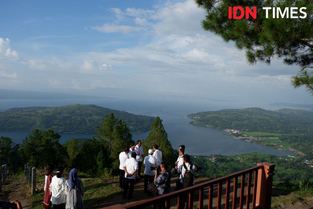 Panorama Pulau Sibandang dari Geosite Sipinsur (IDN Times/Prayugo Utomo)