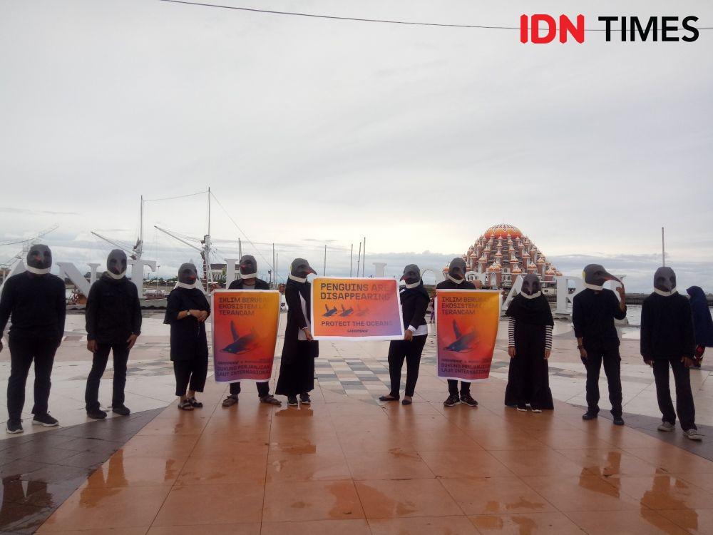 Di Makassar, Greenpeace Gelar Aksi Damai Pakai Kostum Penguin