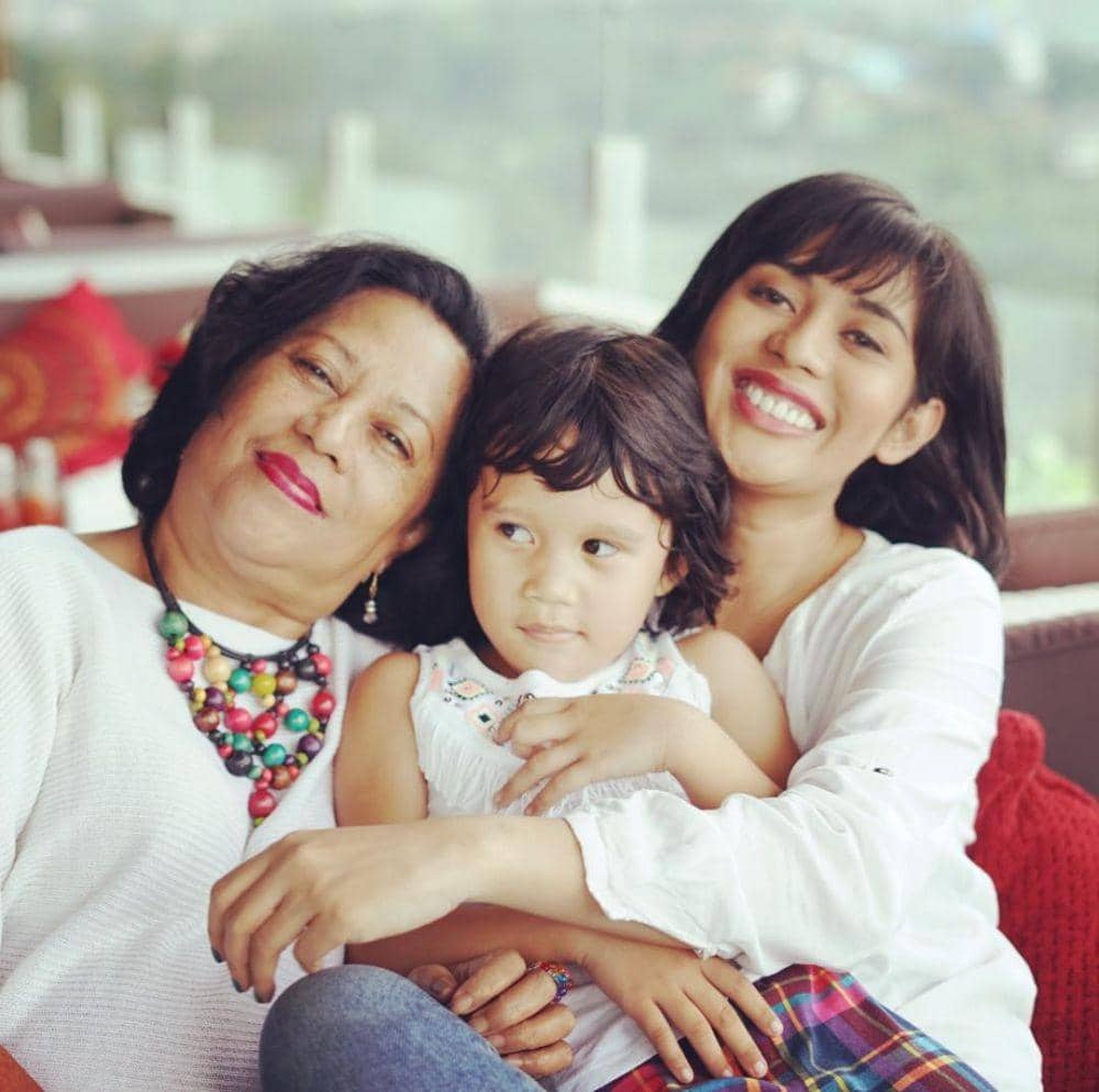 Anak Meninggal Dunia, Ini 10 Kenangan Karen Idol dan Buah Hati