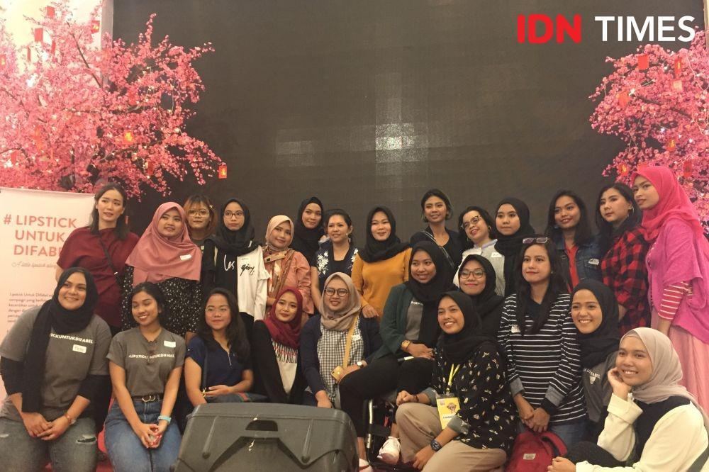 Asyiknya Makeup Class dengan Teman Tuli, Berbagi Kosmetik buat Latihan