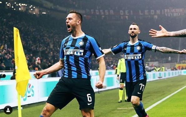 Tekuk AC Milan 4-2, Inter Milan Gusur Juventus dari Puncak Klasemen!