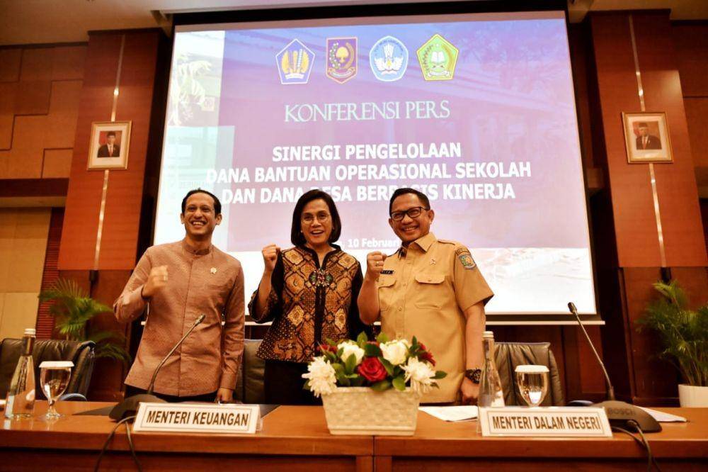 Mendikbud Nadiem Makarim, Menkeu Sri Mulyani, dan Mendagri Tito Karnavian dalam acara Sinergi Pengelolaan Dana BOS dan Dana Desa Berbasis Kinerja (Dok.IDN Times/Biro Kerja Sama dan Hubungan Masyarakat Kemendikbud)