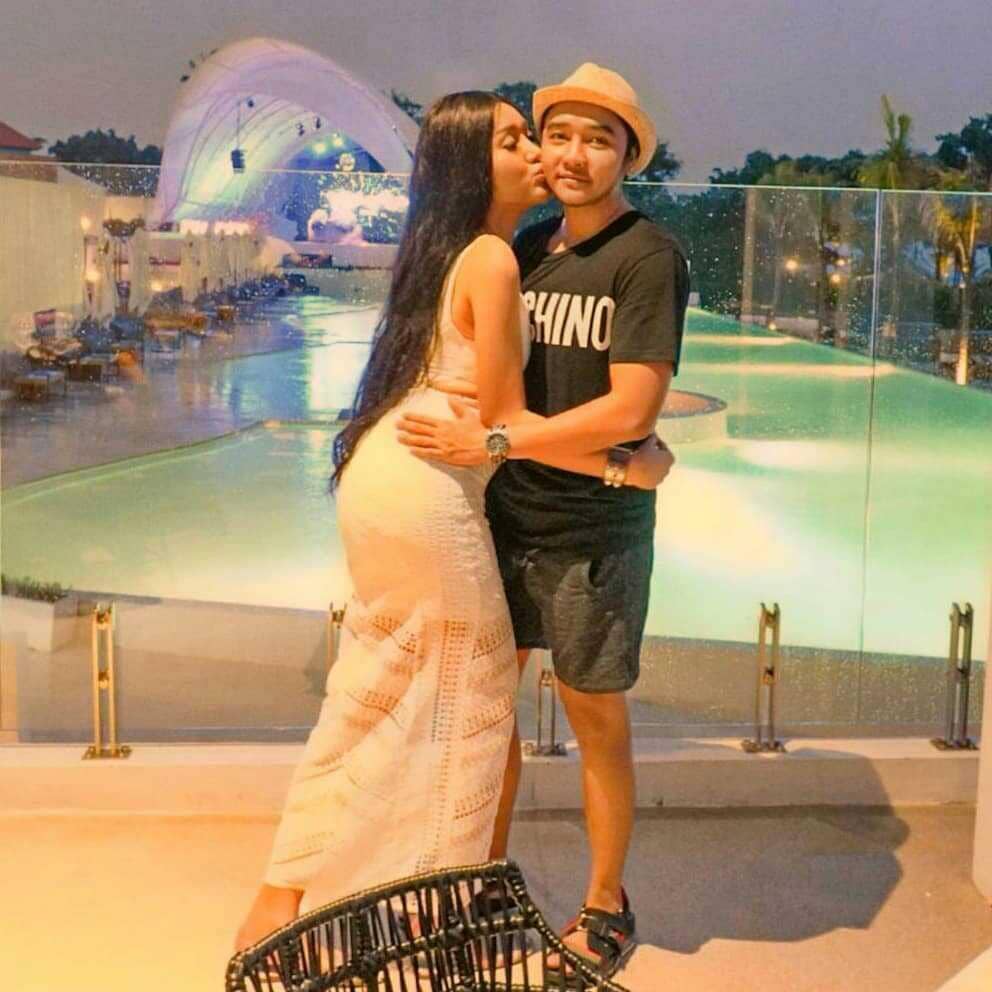 instagram.com/ashgreyz