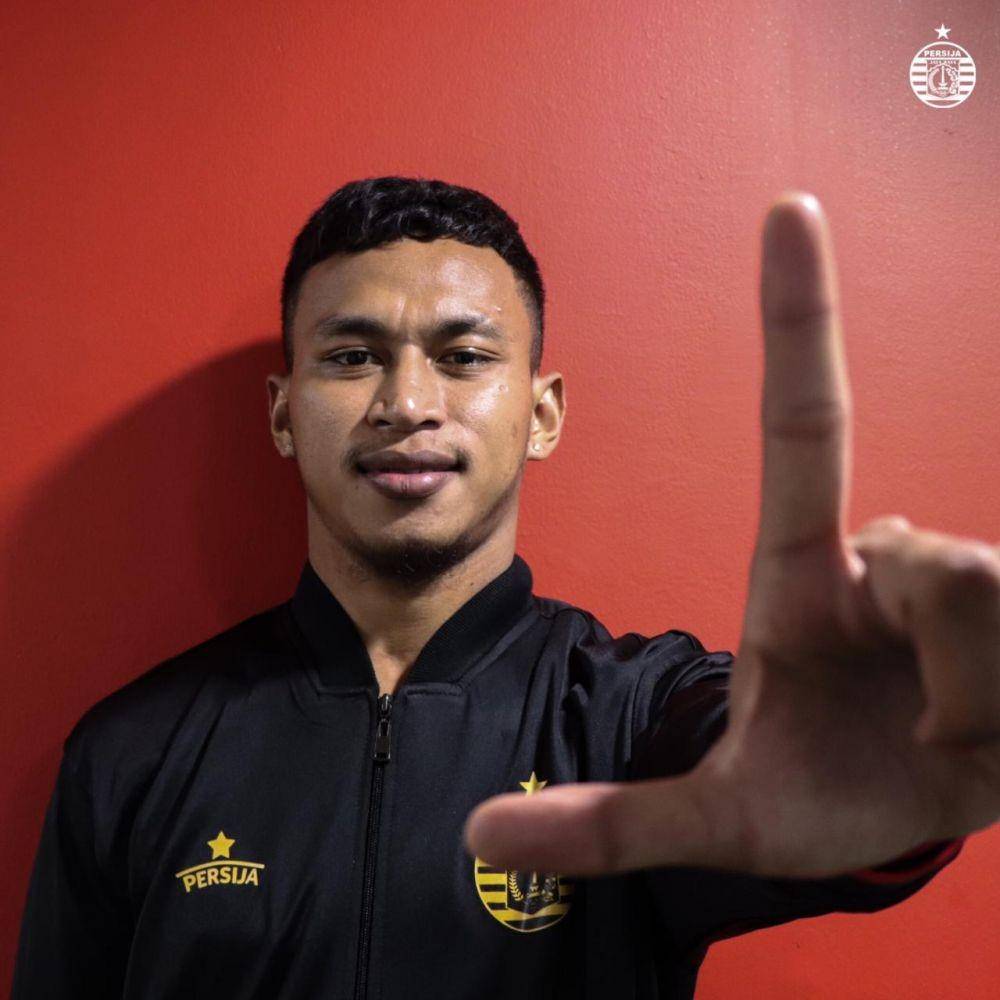 Osvaldo Haay berpose usai diperkenalkan sebagai pemain baru Persija. persija.id