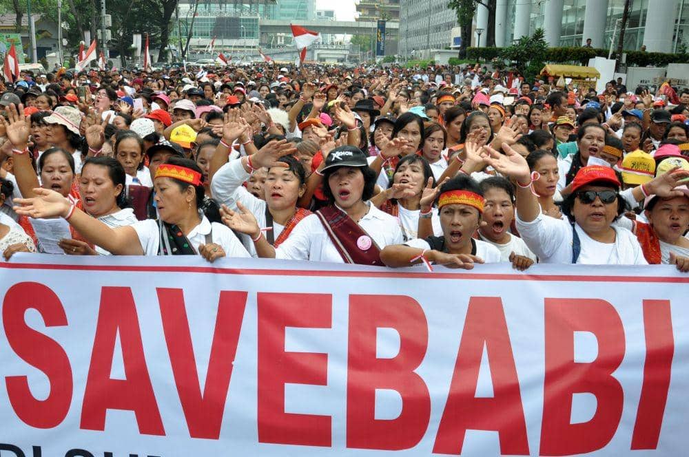 (Massa yang mengatasnamakan gerakan #Save Babi melakukan aksi long march saat menolak pemusnahan ternak babi tekait virus kholera di Lapangan Merdeka Medan, Sumatera Utara, Senin (10/2/2020)) ANTARA FOTO/Septianda Perdana